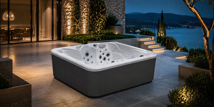 Deniz manzaralı lüks villanın terasında konumlandırılmış dış mekan spa jakuzi