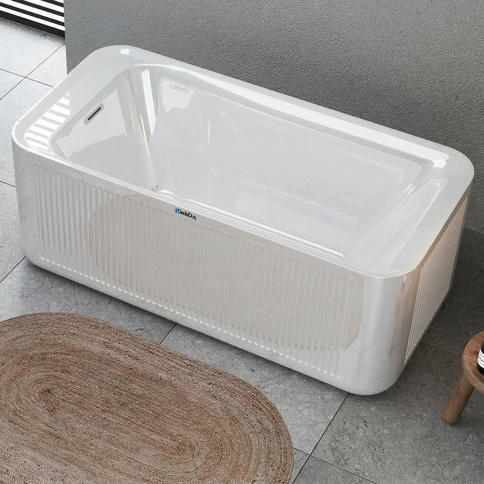 Modern ahşap ve doğal taş detaylı elit banyo mimarisinde sergilenen beyaz renkli Exo dikdörtgen bağımsız küvet.